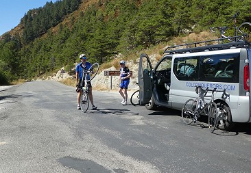 Support vehicle stop during road cycling tour